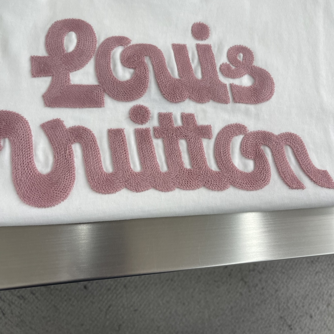 -驴牌 花卉刺绣短袖，春夏甜酷轻奢必入！高支精梳棉面料，软糯亲肤透气，挺括抗皱不变形，上身轻盈舒适。左胸