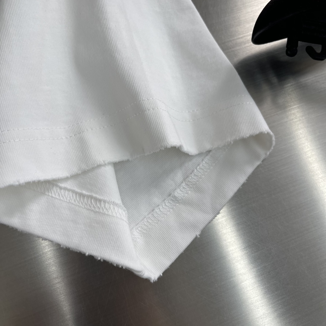 -驴牌 花卉刺绣短袖，春夏甜酷轻奢必入！高支精梳棉面料，软糯亲肤透气，挺括抗皱不变形，上身轻盈舒适。左胸