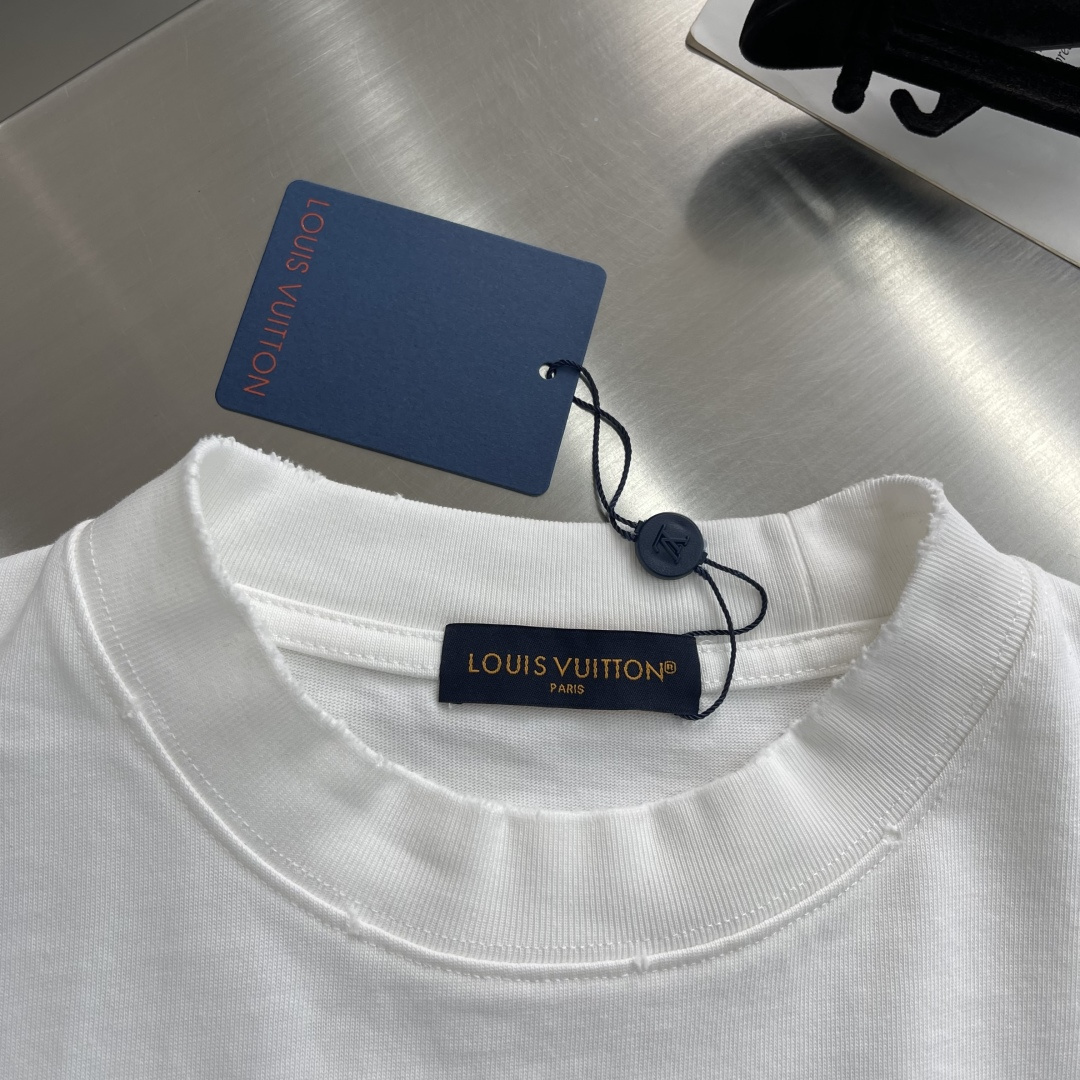 -驴牌 花卉刺绣短袖，春夏甜酷轻奢必入！高支精梳棉面料，软糯亲肤透气，挺括抗皱不变形，上身轻盈舒适。左胸