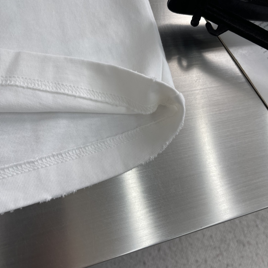 -驴牌 花卉刺绣短袖，春夏甜酷轻奢必入！高支精梳棉面料，软糯亲肤透气，挺括抗皱不变形，上身轻盈舒适。左胸