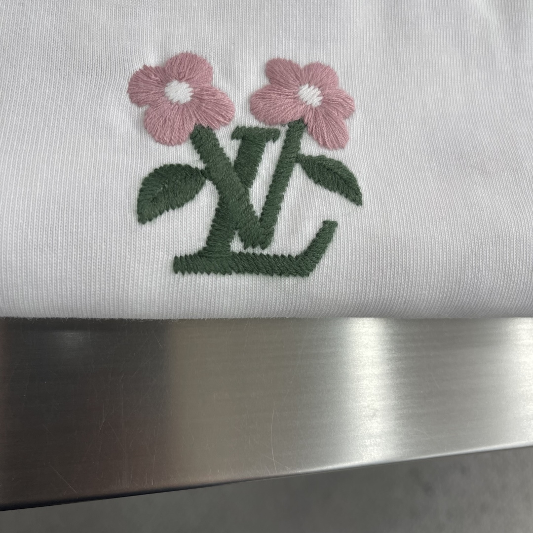 -驴牌 花卉刺绣短袖，春夏甜酷轻奢必入！高支精梳棉面料，软糯亲肤透气，挺括抗皱不变形，上身轻盈舒适。左胸