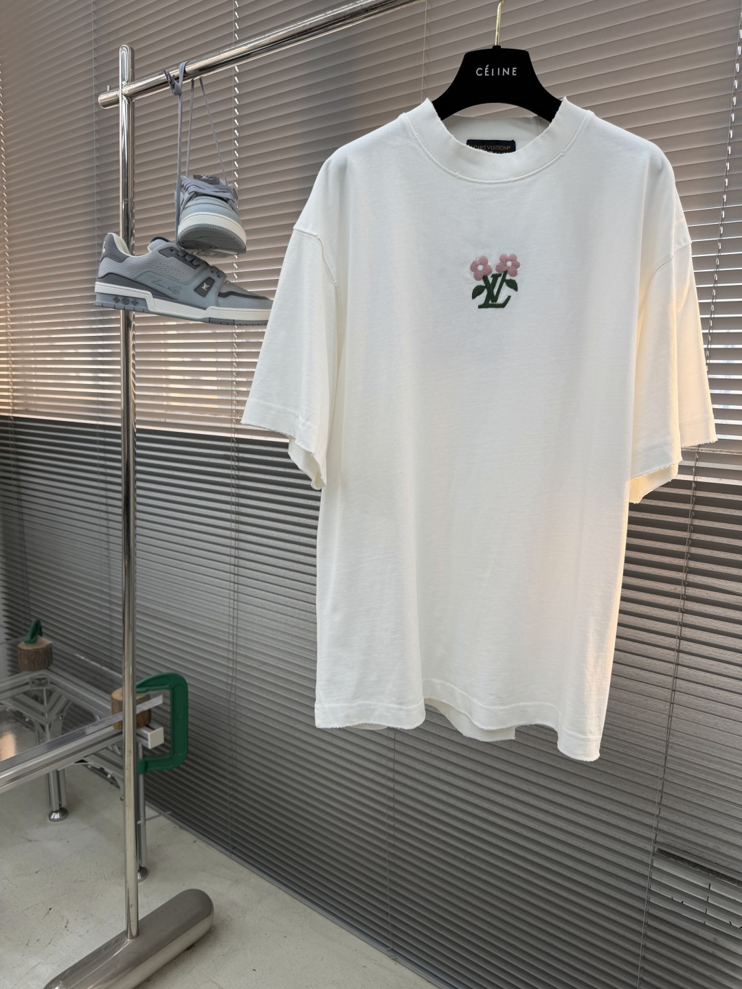 -驴牌 花卉刺绣短袖，春夏甜酷轻奢必入！高支精梳棉面料，软糯亲肤透气，挺括抗皱不变形，上身轻盈舒适。左胸