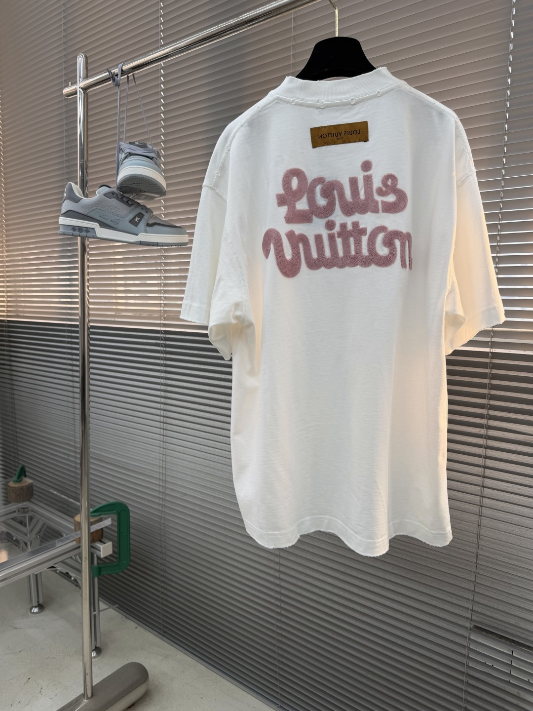 -驴牌 花卉刺绣短袖，春夏甜酷轻奢必入！高支精梳棉面料，软糯亲肤透气，挺括抗皱不变形，上身轻盈舒适。左胸