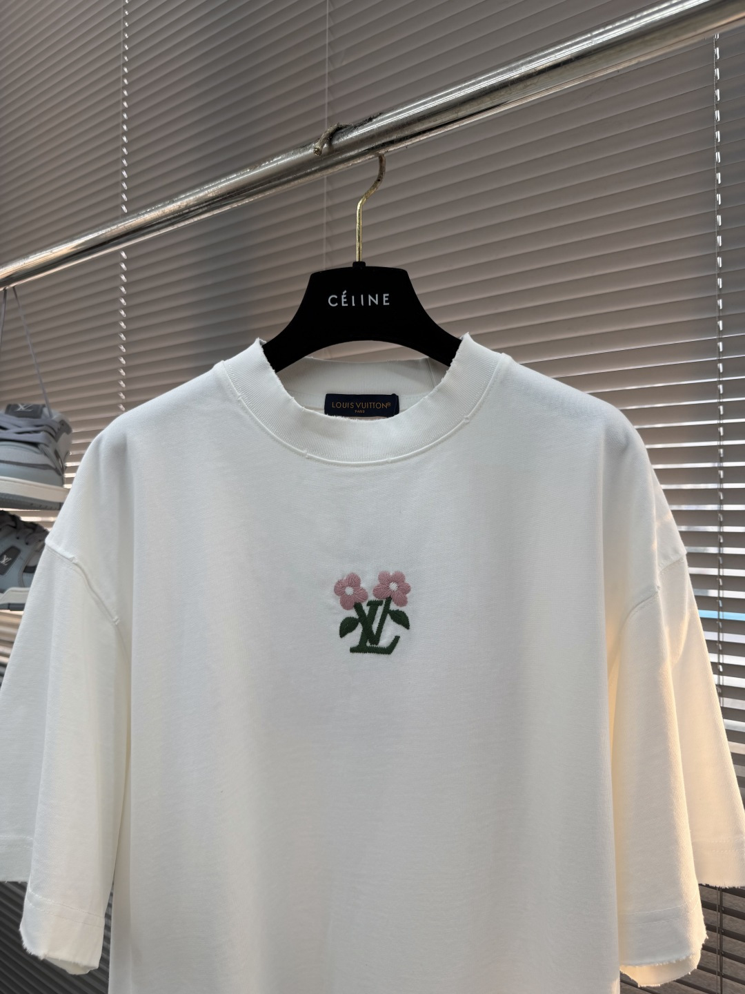 -驴牌 花卉刺绣短袖，春夏甜酷轻奢必入！高支精梳棉面料，软糯亲肤透气，挺括抗皱不变形，上身轻盈舒适。左胸