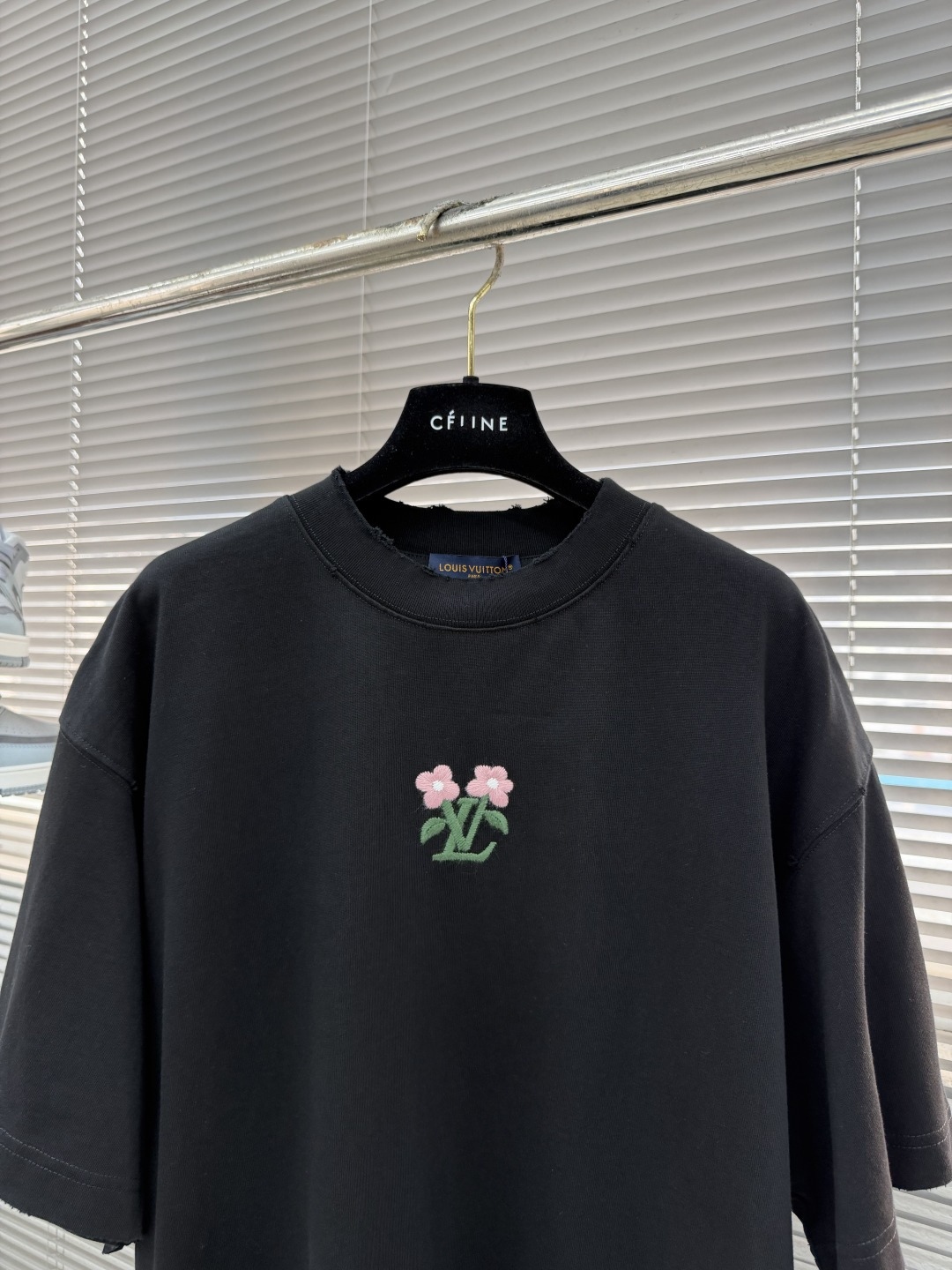 -驴牌 花卉刺绣短袖，春夏甜酷轻奢必入！高支精梳棉面料，软糯亲肤透气，挺括抗皱不变形，上身轻盈舒适。左胸