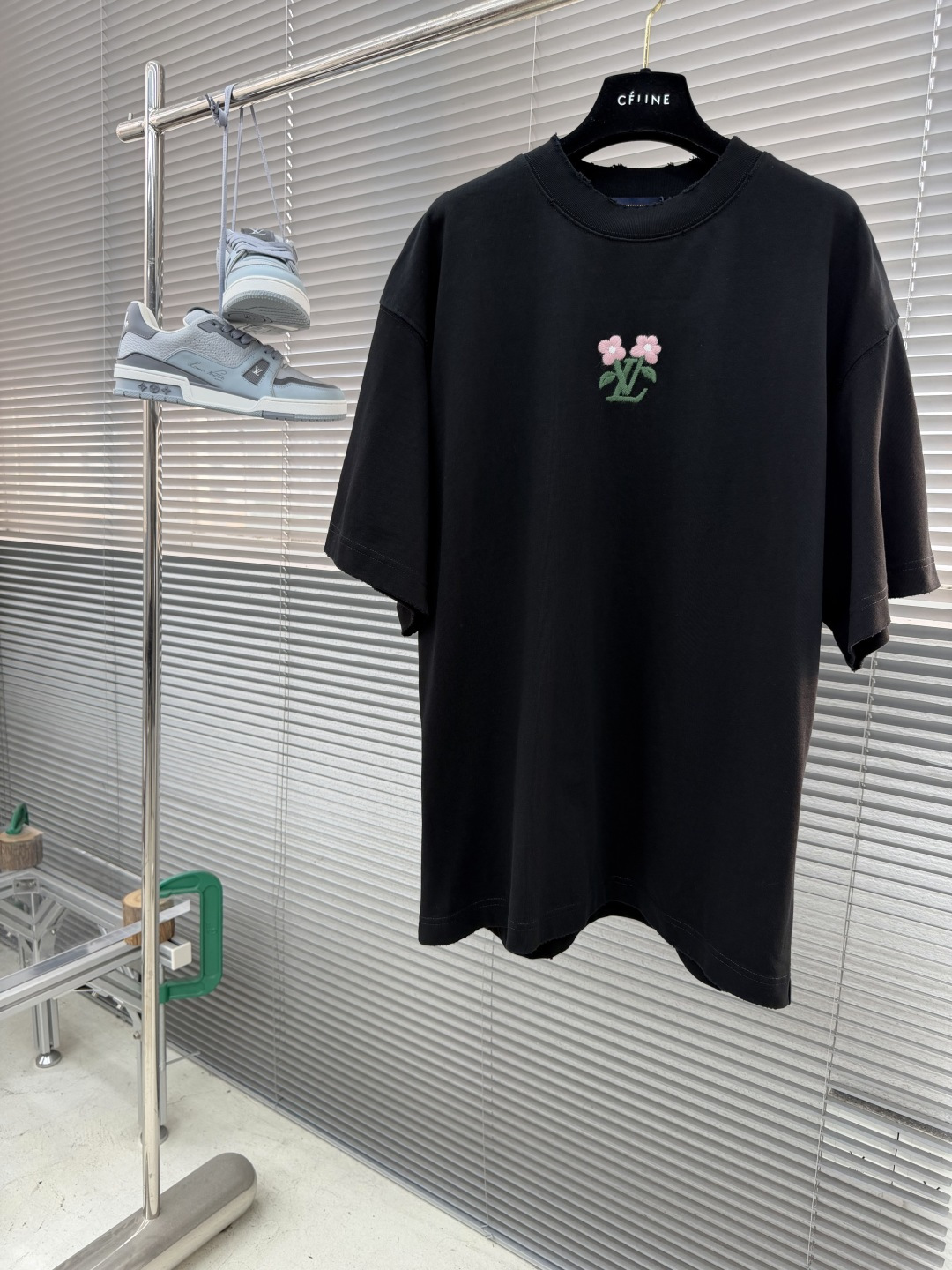 -驴牌 花卉刺绣短袖，春夏甜酷轻奢必入！高支精梳棉面料，软糯亲肤透气，挺括抗皱不变形，上身轻盈舒适。左胸