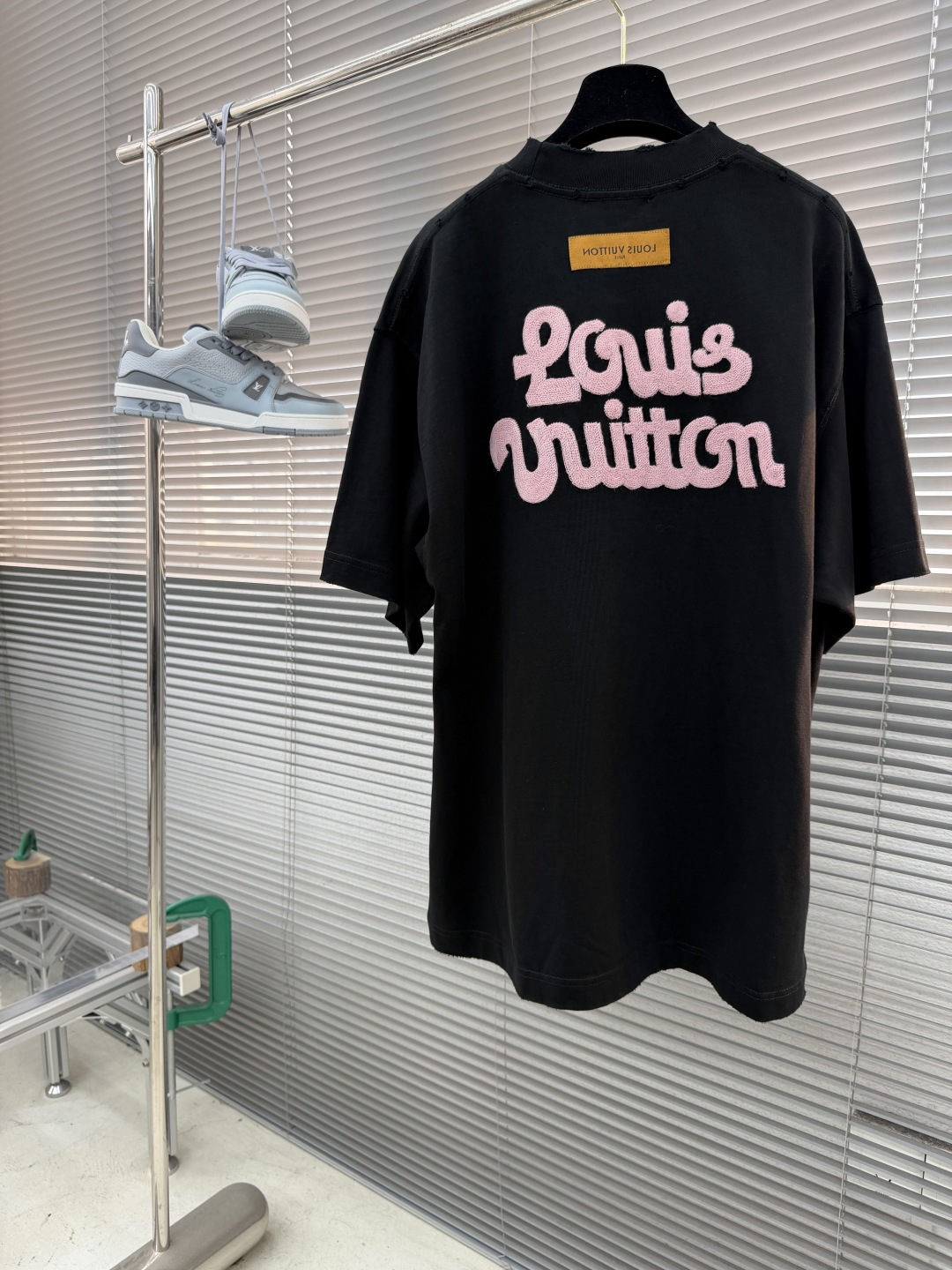 -驴牌 花卉刺绣短袖，春夏甜酷轻奢必入！高支精梳棉面料，软糯亲肤透气，挺括抗皱不变形，上身轻盈舒适。左胸