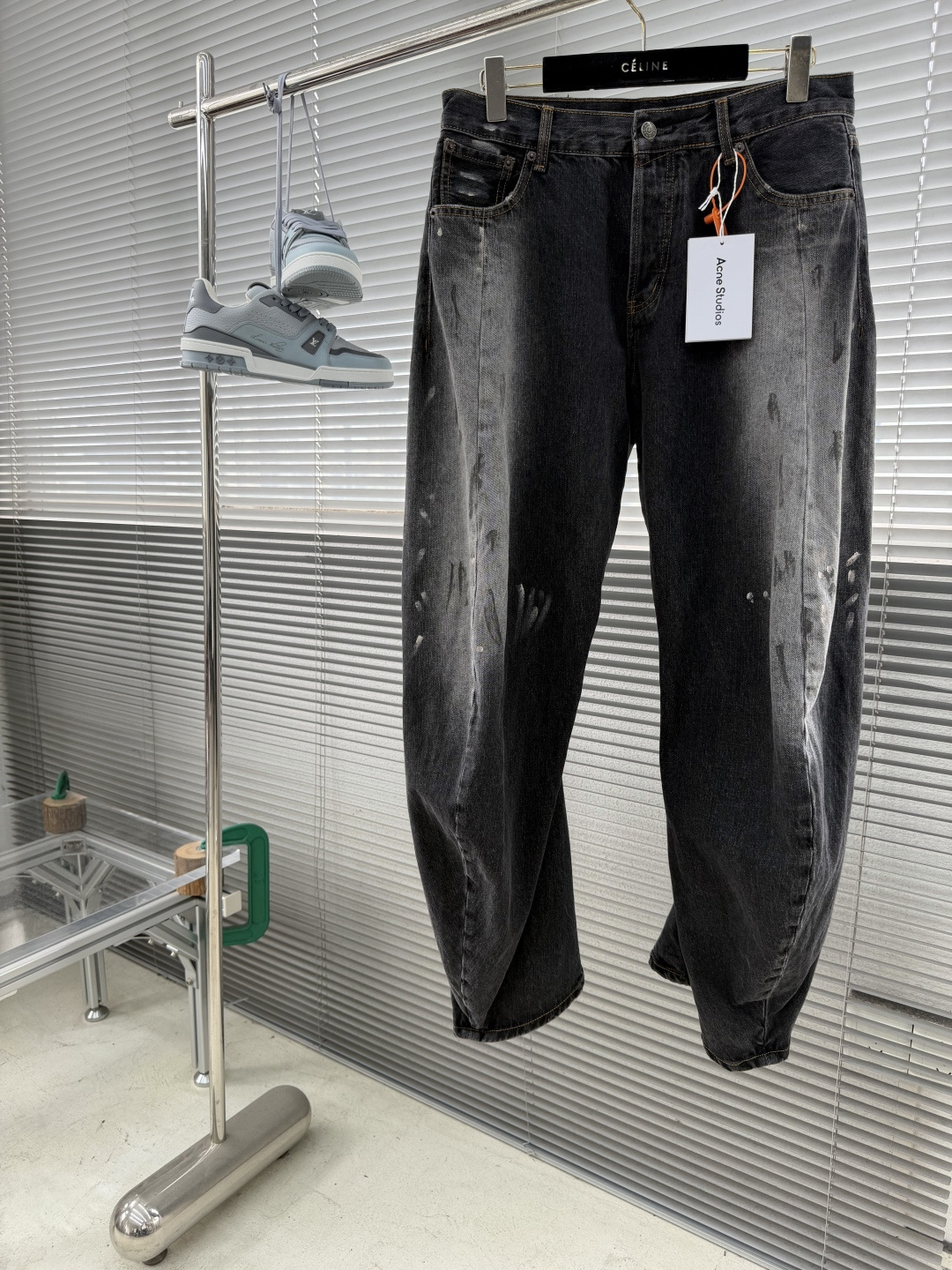 NO:870368,-Acne Studios distressed jeans with splashes of ink. Customized cotton denim. Excellent texture. Comfortable and close to the skin. The hazy and deep matte charcoal gray reveals a high-end natural feel. The inadvertently splashed white ink is like the wanton brushstrokes of an artist when inspiration strikes. The straight and slightly wide silhouette replicates the relaxed feeling of the streets in the 1990s. It is a collision of industrial style and minimalist aesthetics. It is also an expression of freedom and wildness. It makes the pants a fashion statement of individual attitude. Spray paint decoration process  Use special textile spray paint for local coloring, distressing, gradient, pattern spraying on the surface of the garment to form a hand-painted feeling, distressed feeling, contrasting color effect, strong sense of layering, outstanding style, using positioning artificial fraying, local friction and wear of the fabric through manual operation, the surface of the fabric will form a natural damage effect, time-consuming and labor-intensive, low daily output, stone grinding, light fermentation, bleaching and softening, through mutual friction between pumice and clothing, the surface of the denim will produce abrasion and fading effects, through a combination of pulling and bleaching.  Make the clothes produce a certain texture and stretching effect while bleaching. Size 29 30 31 32 Pants length 111112113114 Sitting circumference 107111115119 Waist circumference 80848892,,acne studios,dior,jeans,19860909-Acne Studios 泼墨做旧牛仔裤 定制安棉赤胚丹宁料 质感卓越 舒适贴肤 朦胧且深邃的雾炭灰透出高级的自然感 那不经意泼洒的白色泼墨 宛如艺术家灵感进发时的肆意笔触 直筒微阔廓形复刻90年代街头的松弛感 是工业风与极简美学的碰撞 也是自由与野性的表达 让裤子成为个性态度的时尚宣言  喷漆装饰工艺 用纺织专用喷漆 在成衣表面进行局部着色 做旧 渐变 图案喷涂 形成手绘感 做旧感 撞色效果 层次感强 风格突出 采用定位人工磨破 通过手工操作对面料进行局部摩擦与磨损 面料表面会形成自然的破损效果 耗时耗力 日产量低 石磨轻酵拉解漂加软 通过浮石与衣物的相互摩擦 使牛仔布表面产生磨损和褪色效果 通过拉扯和漂白相结合 使衣物在漂白的同时产生一定的纹理和拉伸效果 尺码 29 30 31 32 裤长111112113114 坐围 107111115119 腰围80848892,,acne studios,dior,jeans,,Men's clothing