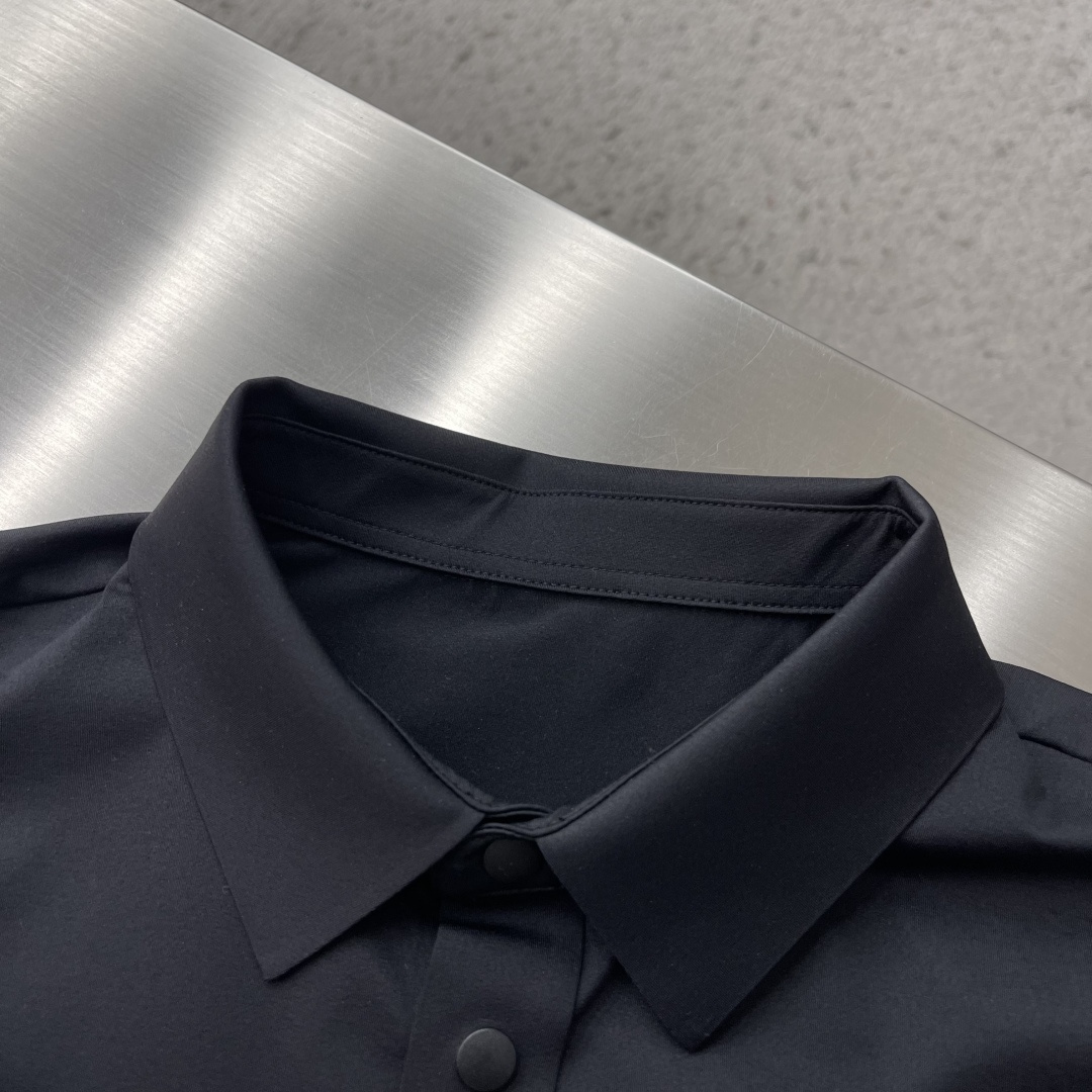 -🐦 鸟家 经典翻领Polo，搭配简洁的单排扣，线条利落流畅，巧妙修饰颈部线条，彰显优雅绅士格调。左胸处