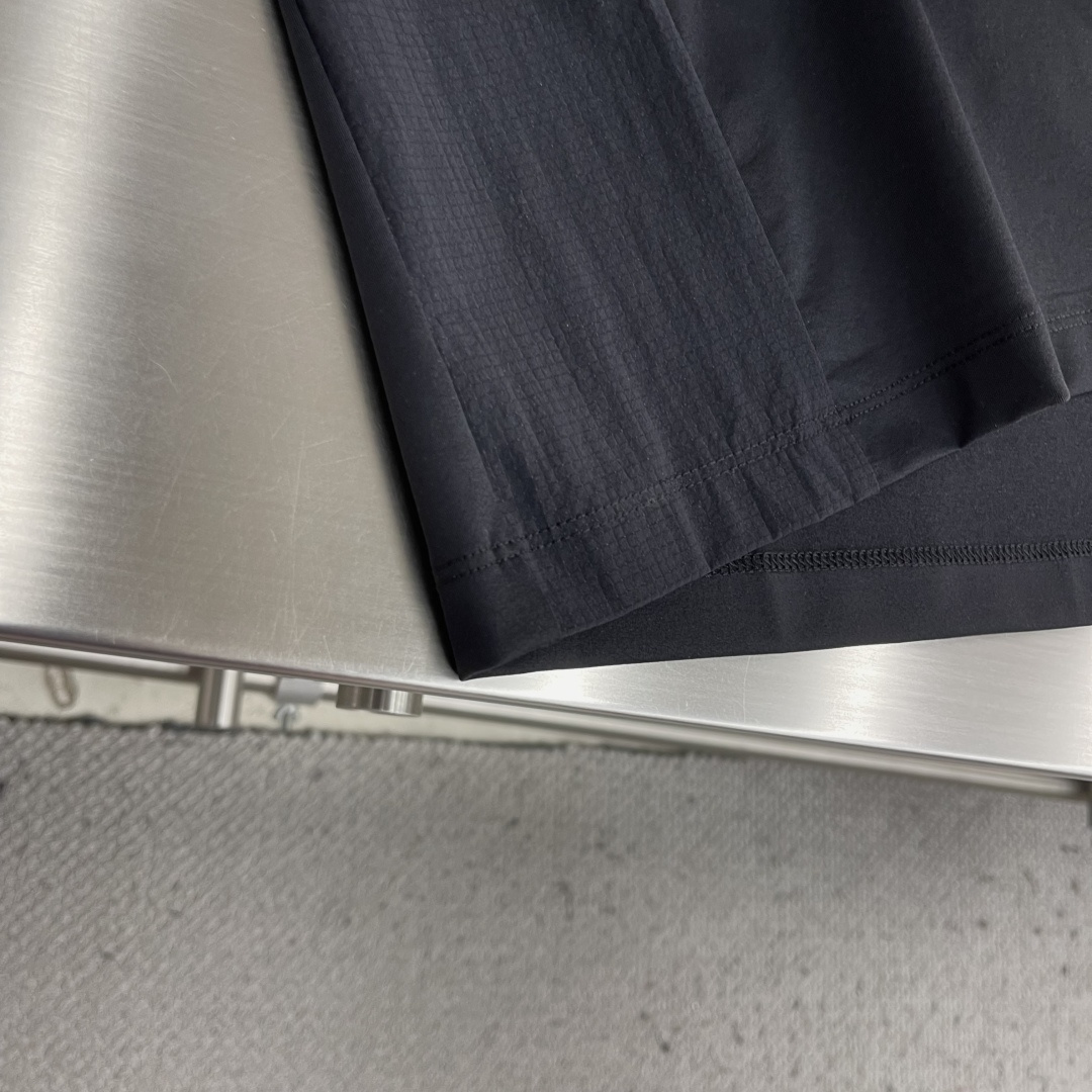 -🐦 鸟家 经典翻领Polo，搭配简洁的单排扣，线条利落流畅，巧妙修饰颈部线条，彰显优雅绅士格调。左胸处