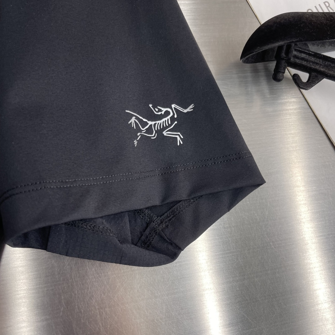 -🐦 鸟家 经典翻领Polo，搭配简洁的单排扣，线条利落流畅，巧妙修饰颈部线条，彰显优雅绅士格调。左胸处