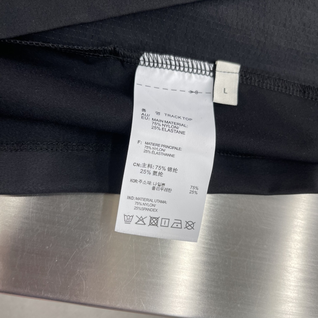 -🐦 鸟家 经典翻领Polo，搭配简洁的单排扣，线条利落流畅，巧妙修饰颈部线条，彰显优雅绅士格调。左胸处