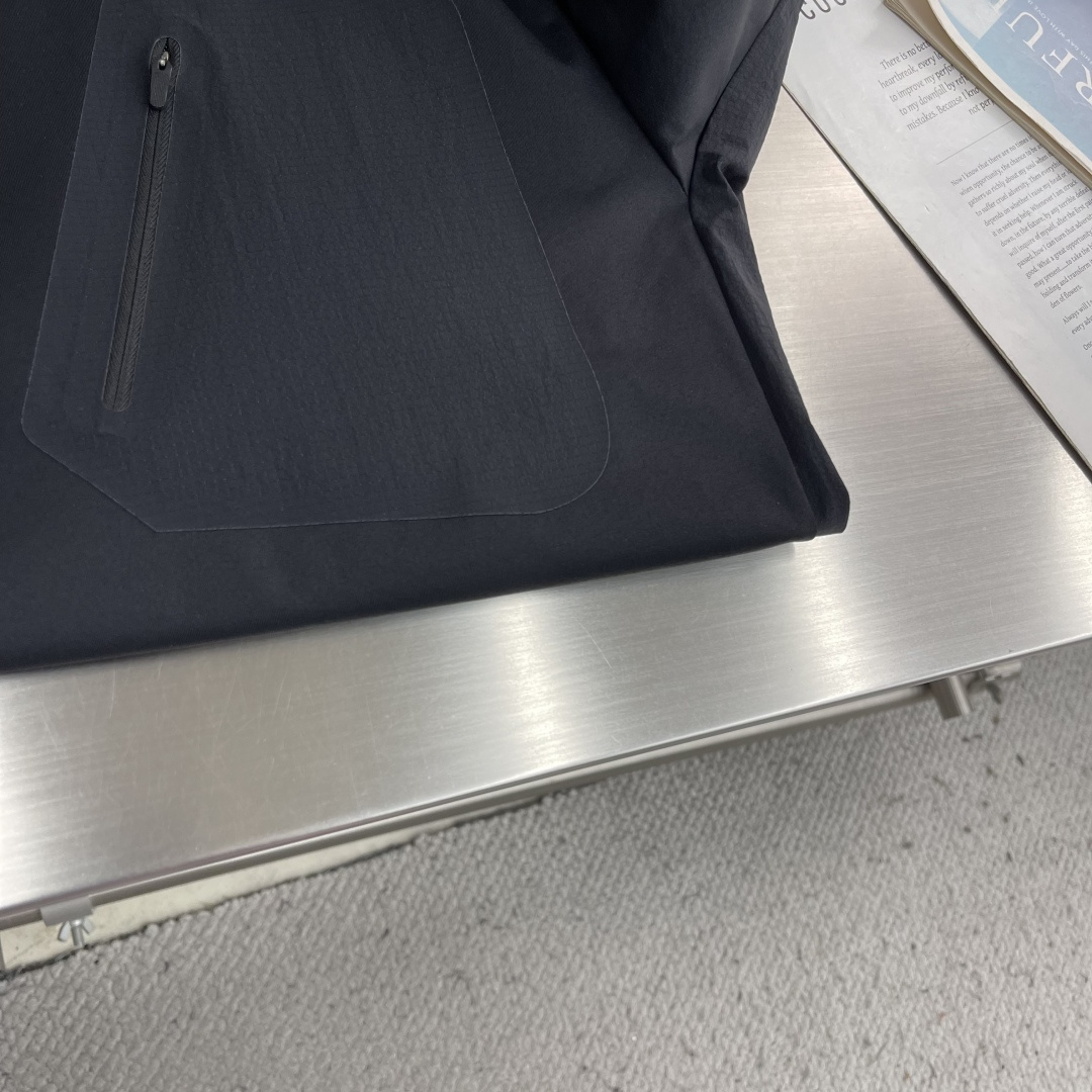 -🐦 鸟家 经典翻领Polo，搭配简洁的单排扣，线条利落流畅，巧妙修饰颈部线条，彰显优雅绅士格调。左胸处