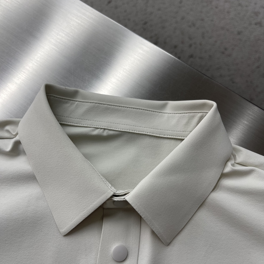 -🐦 鸟家 经典翻领Polo，搭配简洁的单排扣，线条利落流畅，巧妙修饰颈部线条，彰显优雅绅士格调。左胸处