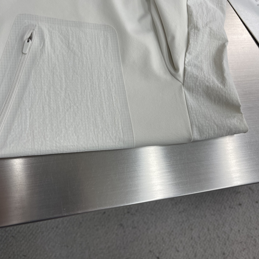 -🐦 鸟家 经典翻领Polo，搭配简洁的单排扣，线条利落流畅，巧妙修饰颈部线条，彰显优雅绅士格调。左胸处