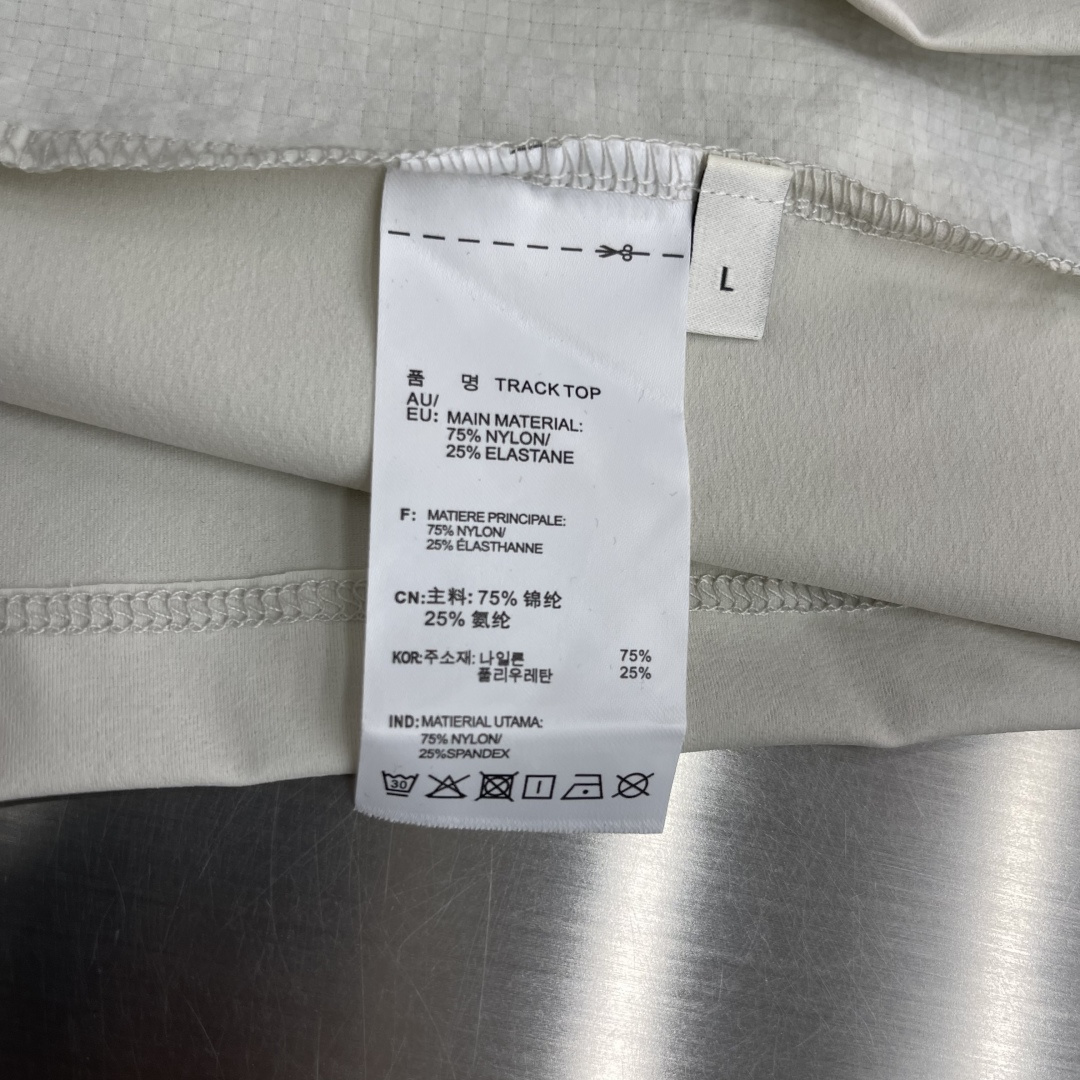 -🐦 鸟家 经典翻领Polo，搭配简洁的单排扣，线条利落流畅，巧妙修饰颈部线条，彰显优雅绅士格调。左胸处