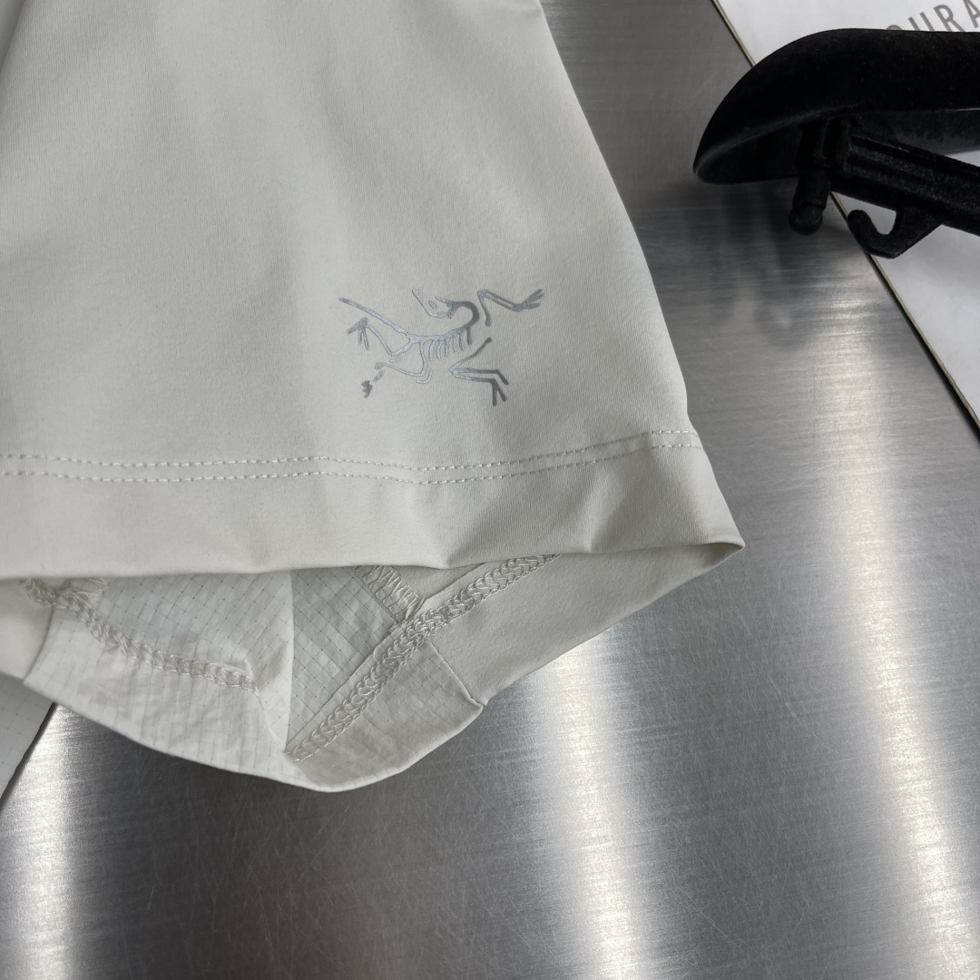 -🐦 鸟家 经典翻领Polo，搭配简洁的单排扣，线条利落流畅，巧妙修饰颈部线条，彰显优雅绅士格调。左胸处