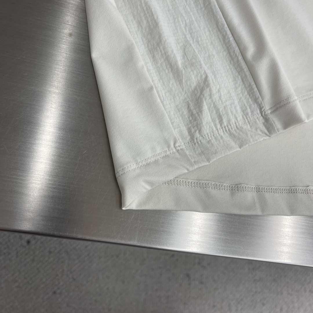 -🐦 鸟家 经典翻领Polo，搭配简洁的单排扣，线条利落流畅，巧妙修饰颈部线条，彰显优雅绅士格调。左胸处