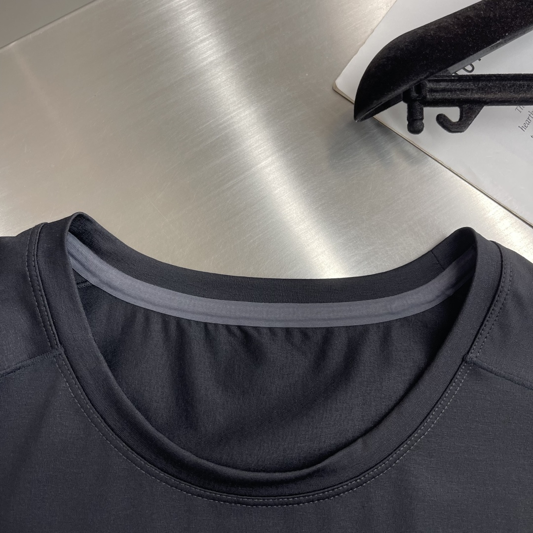 -🐦 鸟家 无痕短袖T恤，卖点在后背，采用进口激光烧图案，高级柔软不发黄，采用速干面料，舒适透气且利于排