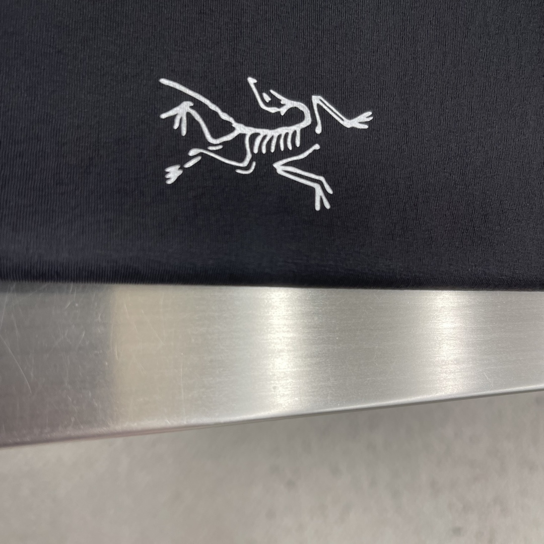 -🐦 鸟家 无痕短袖T恤，卖点在后背，采用进口激光烧图案，高级柔软不发黄，采用速干面料，舒适透气且利于排