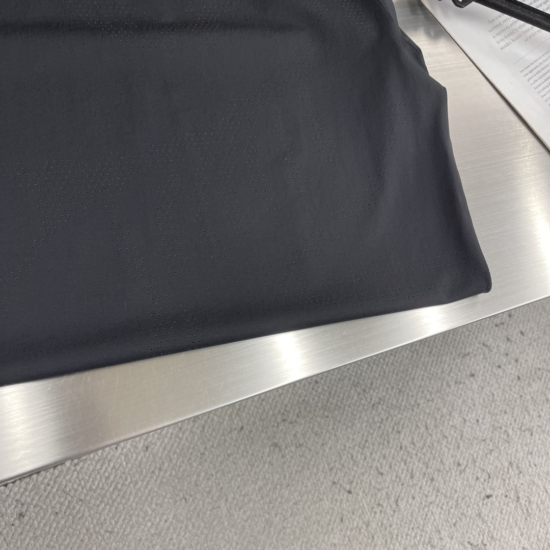 -🐦 鸟家 无痕短袖T恤，卖点在后背，采用进口激光烧图案，高级柔软不发黄，采用速干面料，舒适透气且利于排