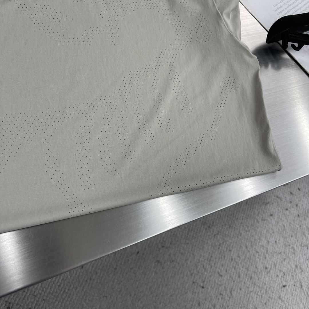 -🐦 鸟家 无痕短袖T恤，卖点在后背，采用进口激光烧图案，高级柔软不发黄，采用速干面料，舒适透气且利于排