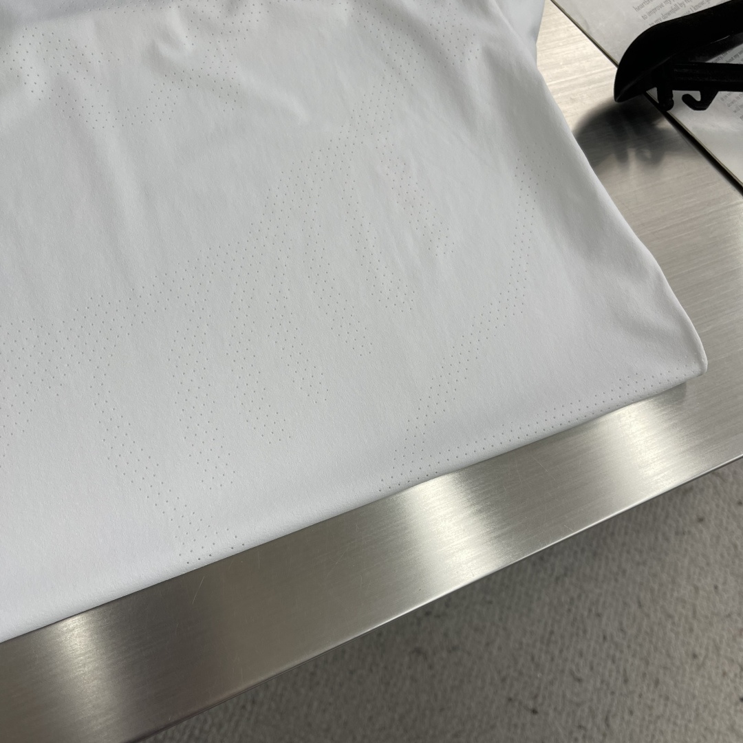 -🐦 鸟家 无痕短袖T恤，卖点在后背，采用进口激光烧图案，高级柔软不发黄，采用速干面料，舒适透气且利于排