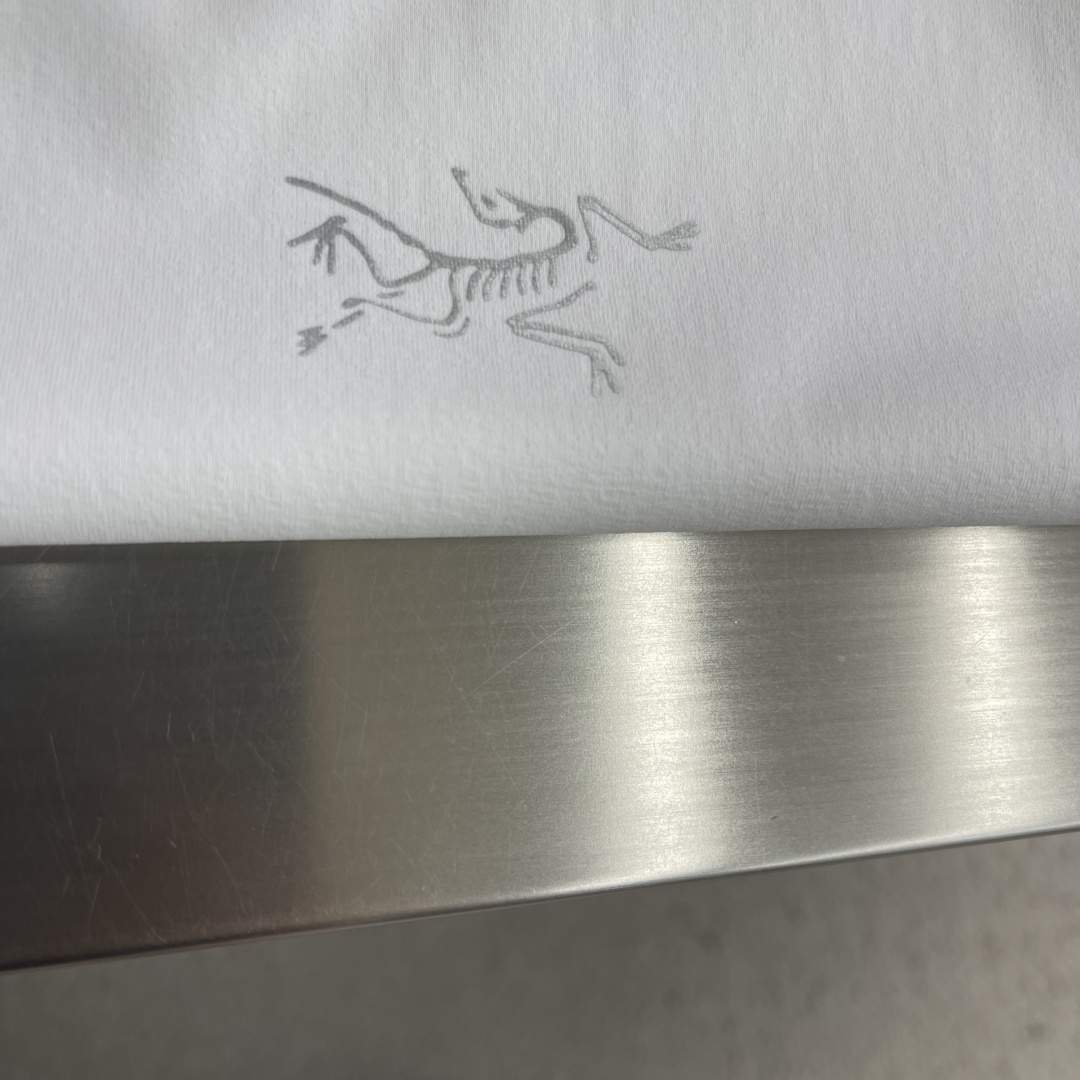 -🐦 鸟家 无痕短袖T恤，卖点在后背，采用进口激光烧图案，高级柔软不发黄，采用速干面料，舒适透气且利于排