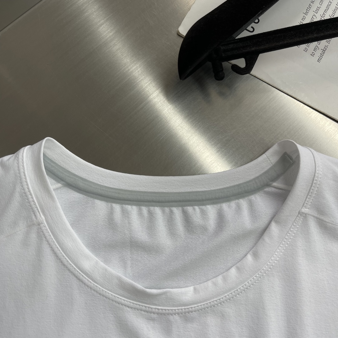 -🐦 鸟家 无痕短袖T恤，卖点在后背，采用进口激光烧图案，高级柔软不发黄，采用速干面料，舒适透气且利于排