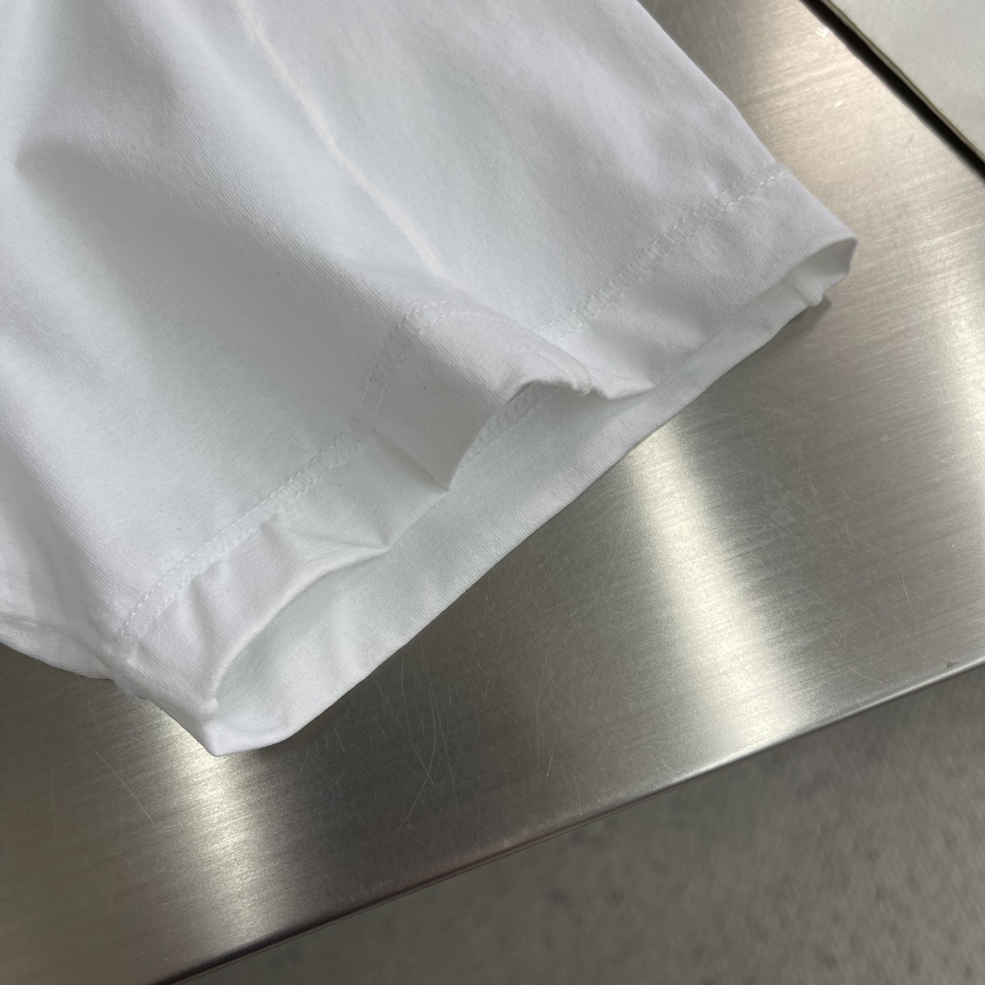 -🐦 鸟家 无痕短袖T恤，卖点在后背，采用进口激光烧图案，高级柔软不发黄，采用速干面料，舒适透气且利于排