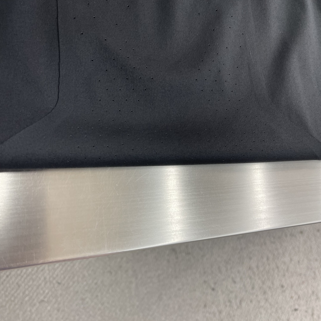 -🐦 鸟家 无痕短袖T恤，卖点在后背，采用进口激光烧图案，高级柔软不发黄，采用速干面料，舒适透气且利于排