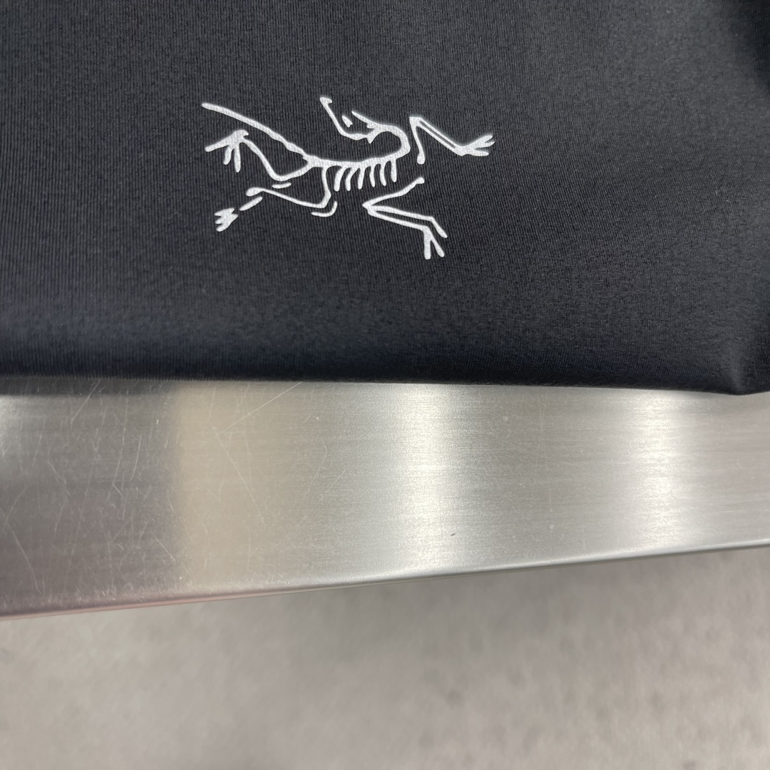 -🐦 鸟家 无痕短袖T恤，卖点在后背，采用进口激光烧图案，高级柔软不发黄，采用速干面料，舒适透气且利于排