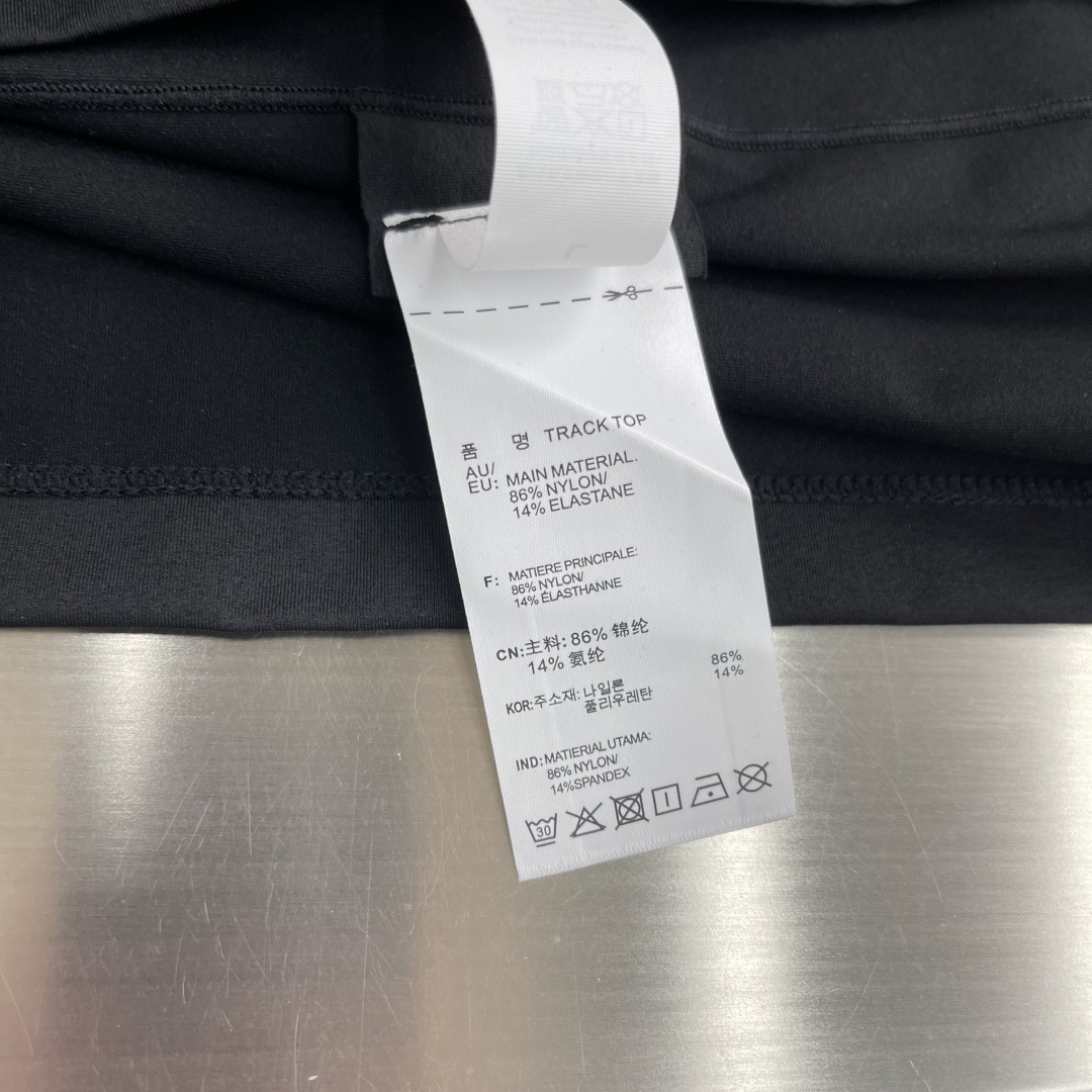 -🐦 鸟家 无痕短袖T恤，卖点在后背，采用进口激光烧图案，高级柔软不发黄，采用速干面料，舒适透气且利于排