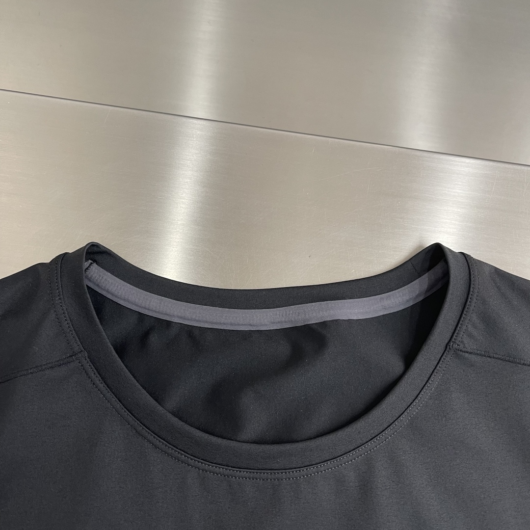 -🐦 鸟家 无痕短袖T恤，卖点在后背，采用进口激光烧图案，高级柔软不发黄，采用速干面料，舒适透气且利于排