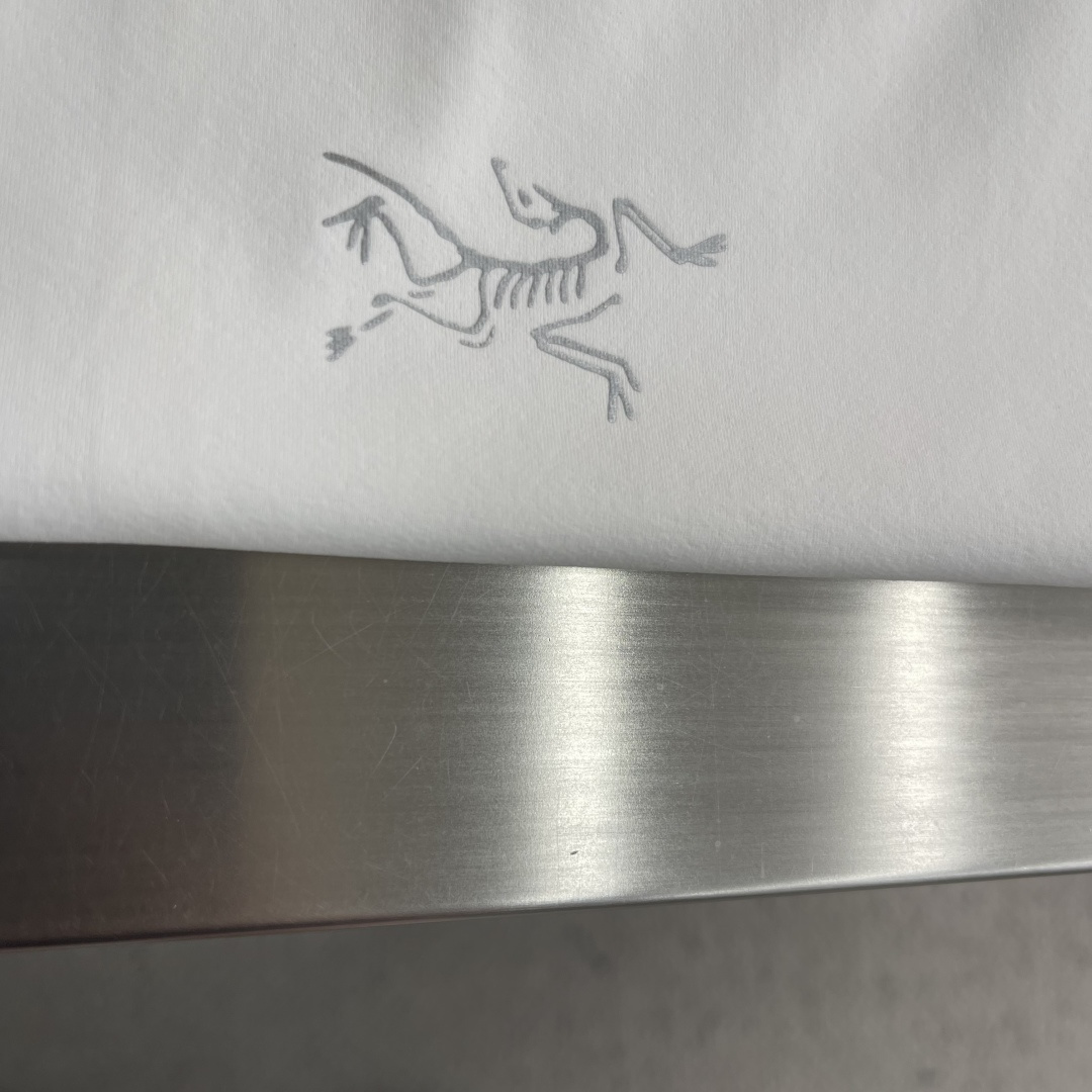 -🐦 鸟家 无痕短袖T恤，卖点在后背，采用进口激光烧图案，高级柔软不发黄，采用速干面料，舒适透气且利于排