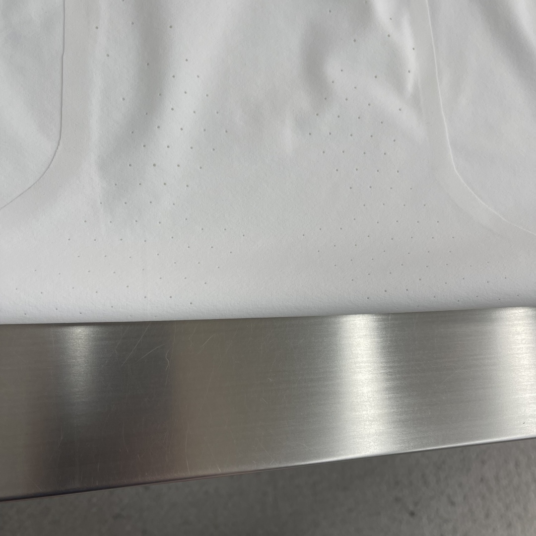 -🐦 鸟家 无痕短袖T恤，卖点在后背，采用进口激光烧图案，高级柔软不发黄，采用速干面料，舒适透气且利于排