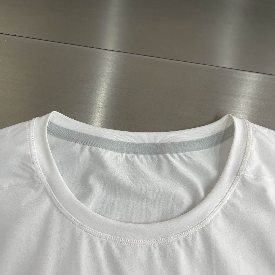 -🐦 鸟家 无痕短袖T恤，卖点在后背，采用进口激光烧图案，高级柔软不发黄，采用速干面料，舒适透气且利于排