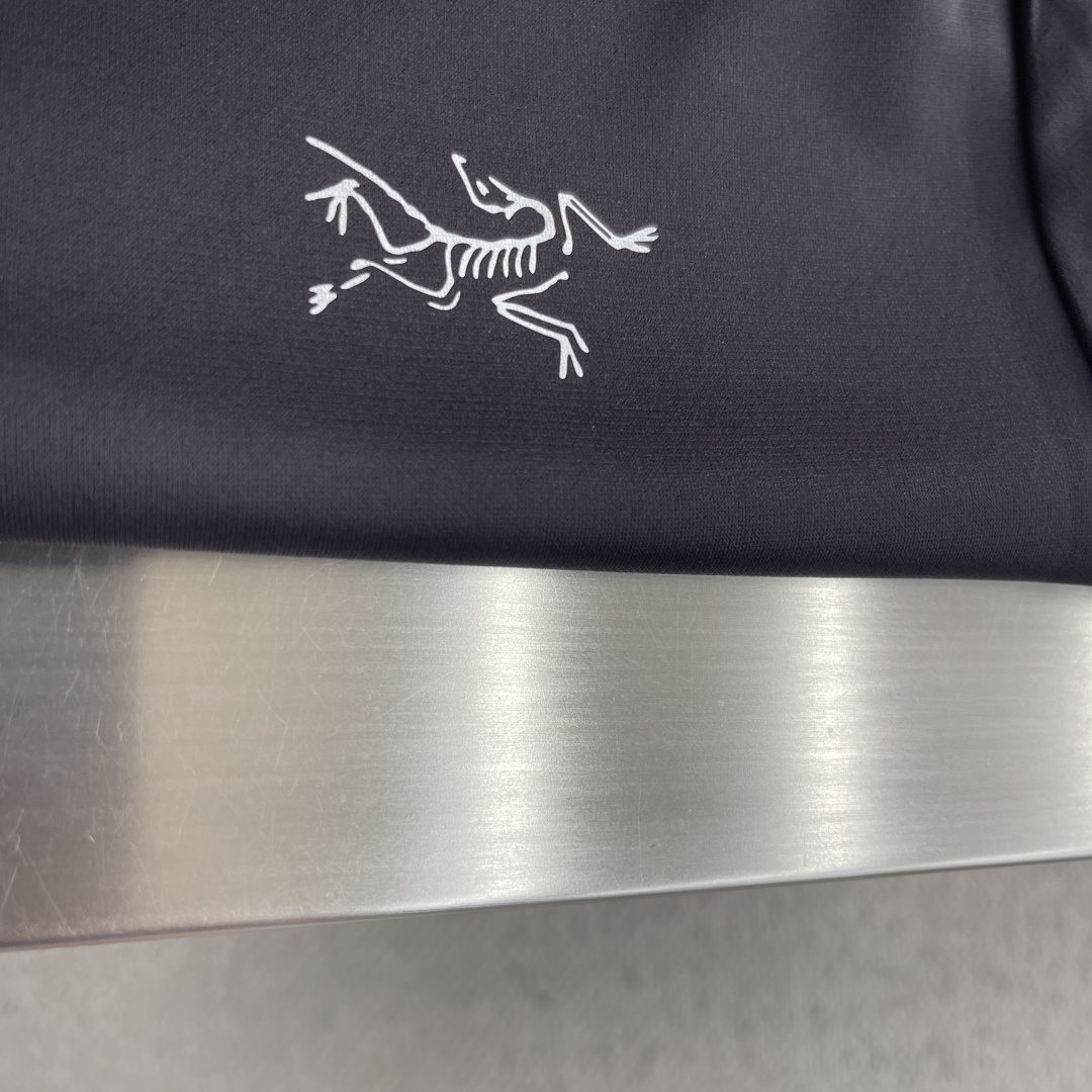 -🐦 鸟家 2026春夏经典的Polo领设计，搭配简洁的单排扣，线条利落流畅，巧妙修饰颈部线条，彰显优雅