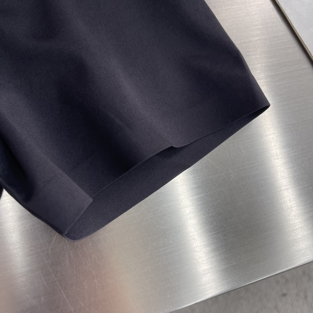 -🐦 鸟家 2026春夏经典的Polo领设计，搭配简洁的单排扣，线条利落流畅，巧妙修饰颈部线条，彰显优雅