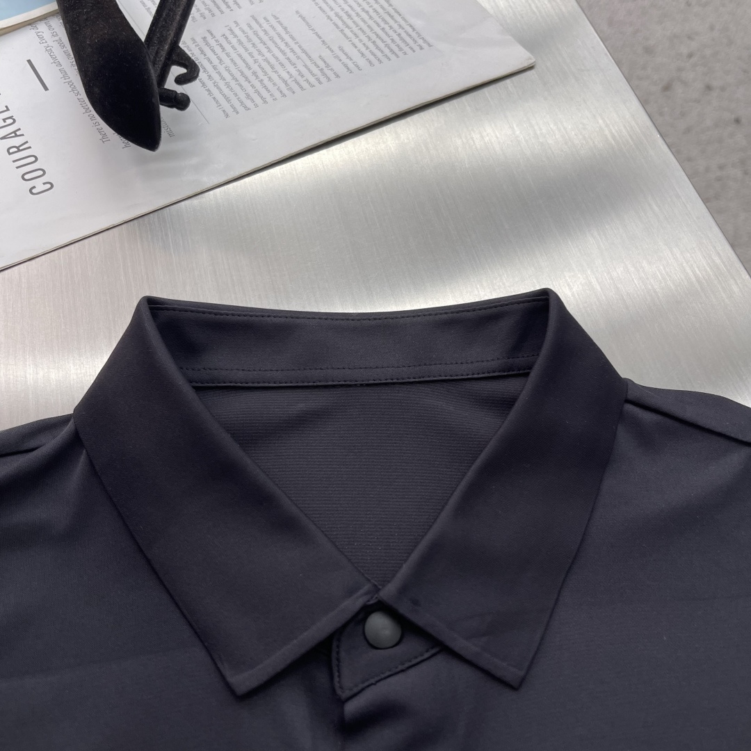 -🐦 鸟家 2026春夏经典的Polo领设计，搭配简洁的单排扣，线条利落流畅，巧妙修饰颈部线条，彰显优雅