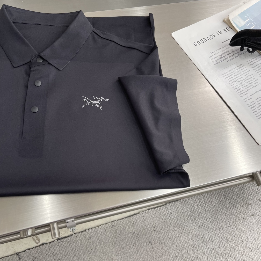 -🐦 鸟家 2026春夏经典的Polo领设计，搭配简洁的单排扣，线条利落流畅，巧妙修饰颈部线条，彰显优雅