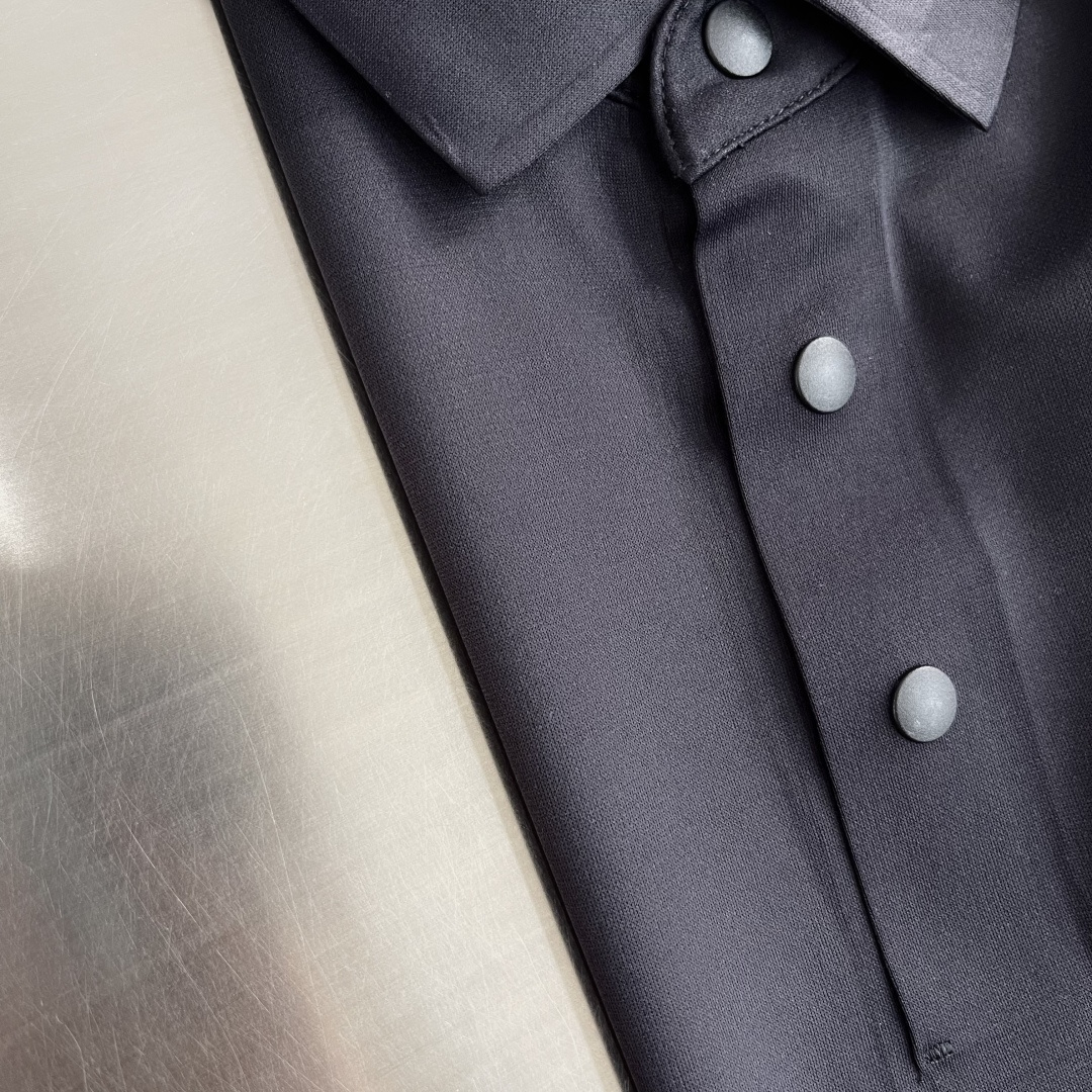 -🐦 鸟家 2026春夏经典的Polo领设计，搭配简洁的单排扣，线条利落流畅，巧妙修饰颈部线条，彰显优雅