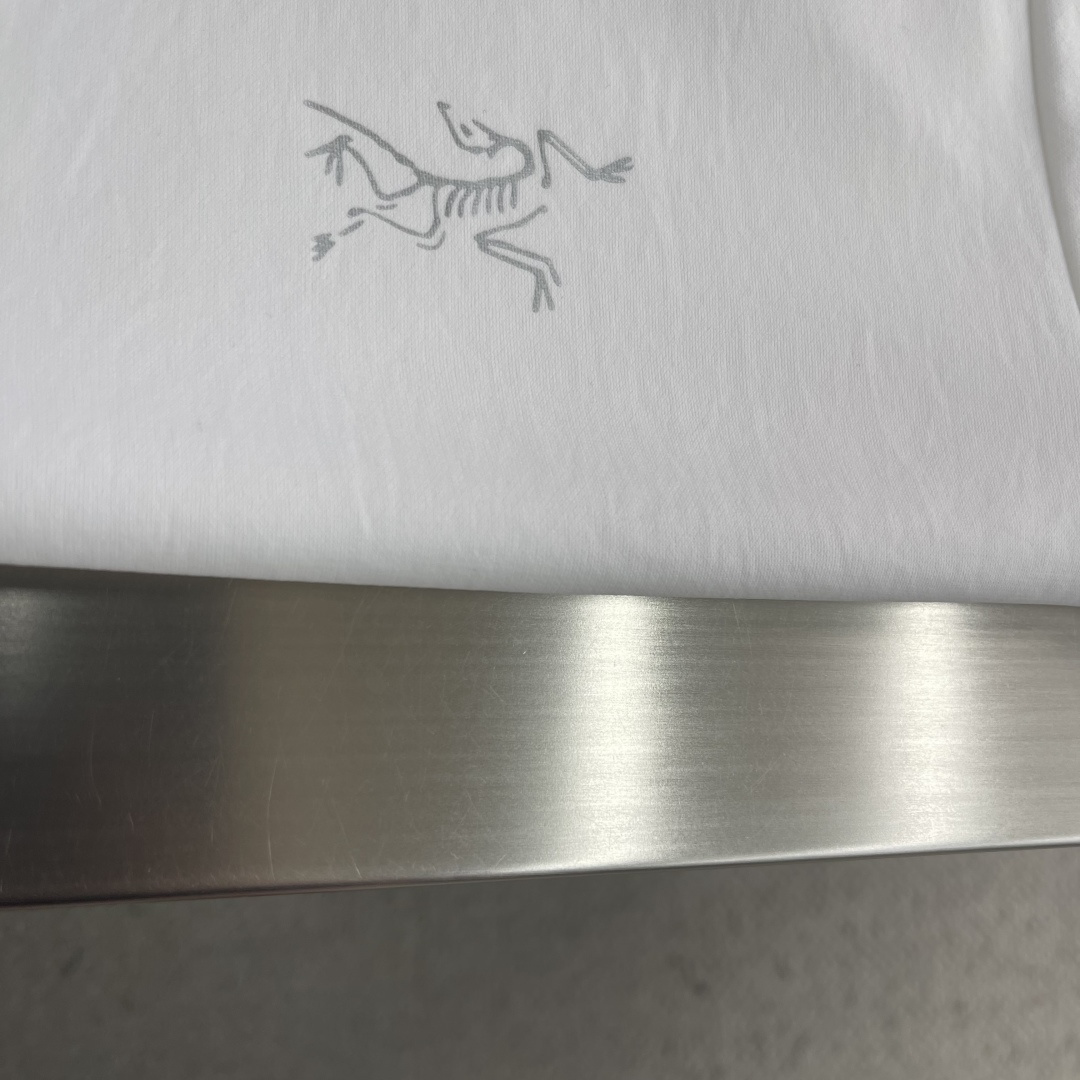 -🐦 鸟家 2026春夏经典的Polo领设计，搭配简洁的单排扣，线条利落流畅，巧妙修饰颈部线条，彰显优雅