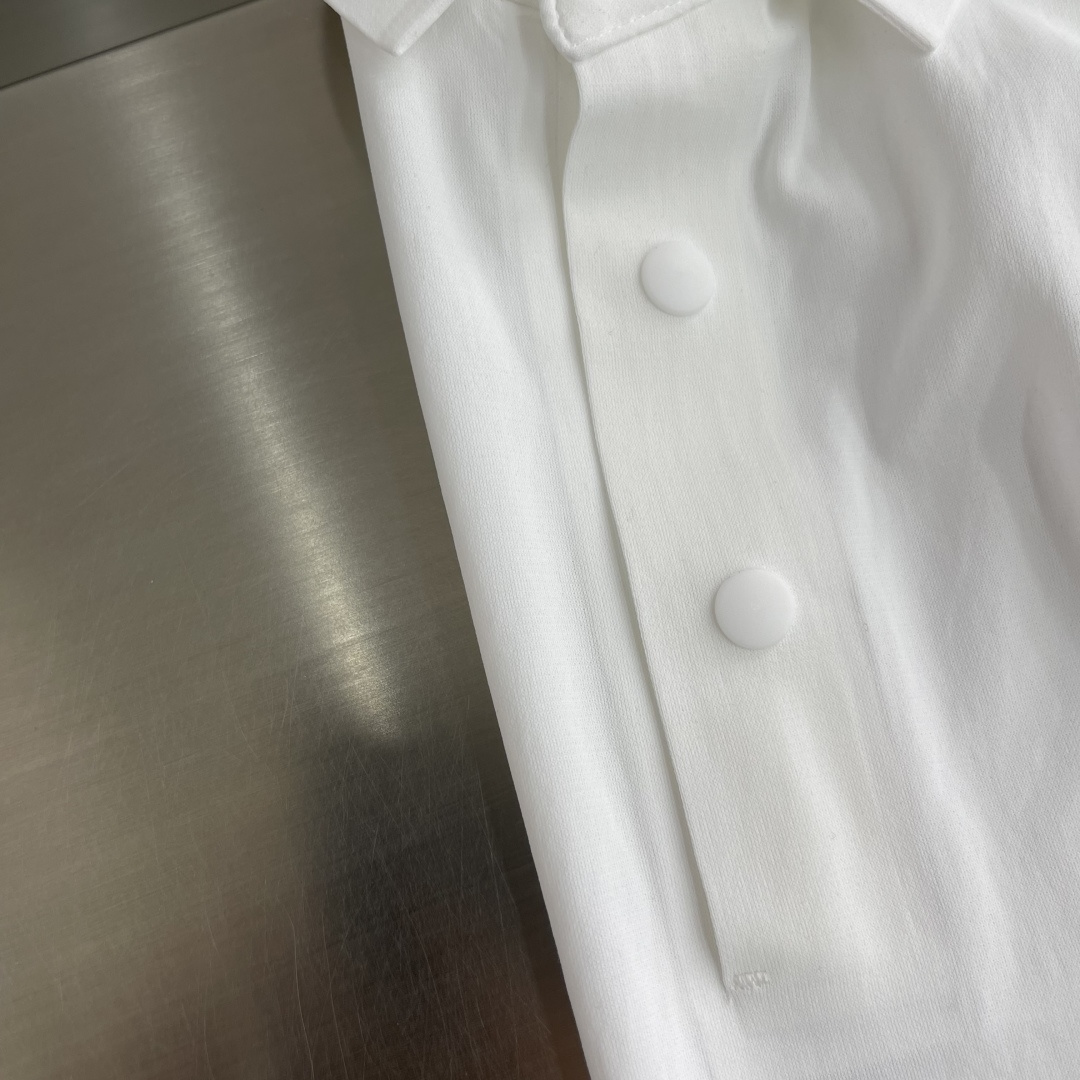 -🐦 鸟家 2026春夏经典的Polo领设计，搭配简洁的单排扣，线条利落流畅，巧妙修饰颈部线条，彰显优雅