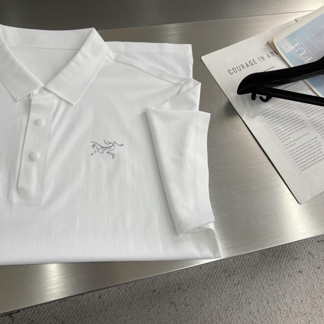 -🐦 鸟家 2026春夏经典的Polo领设计，搭配简洁的单排扣，线条利落流畅，巧妙修饰颈部线条，彰显优雅