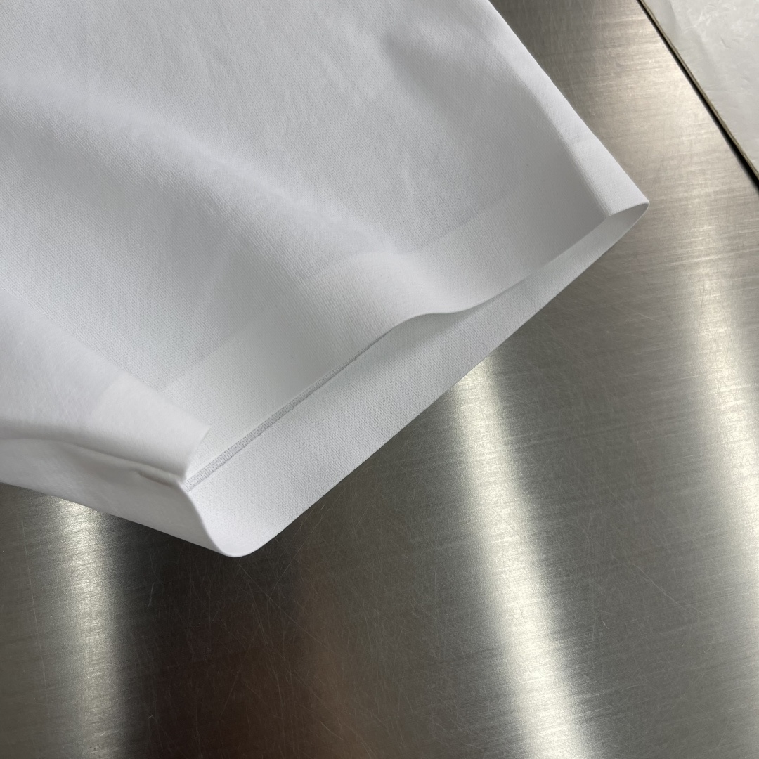 -🐦 鸟家 2026春夏经典的Polo领设计，搭配简洁的单排扣，线条利落流畅，巧妙修饰颈部线条，彰显优雅