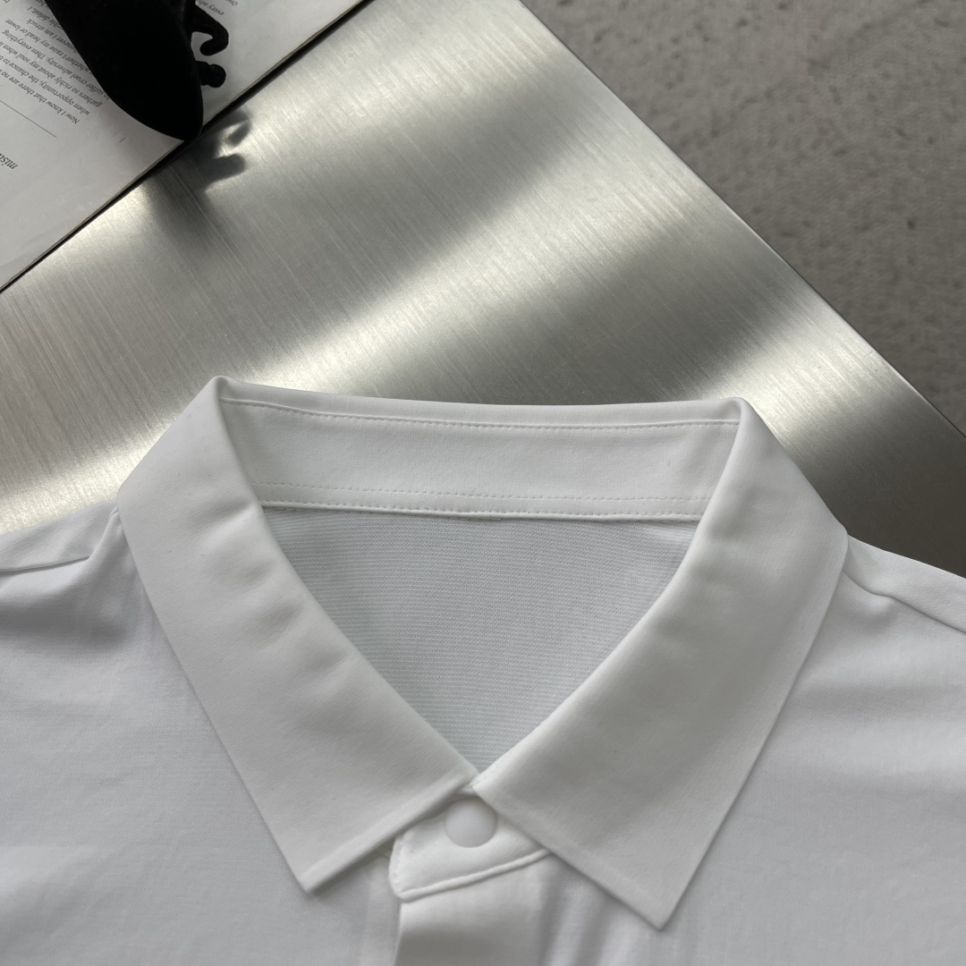 -🐦 鸟家 2026春夏经典的Polo领设计，搭配简洁的单排扣，线条利落流畅，巧妙修饰颈部线条，彰显优雅