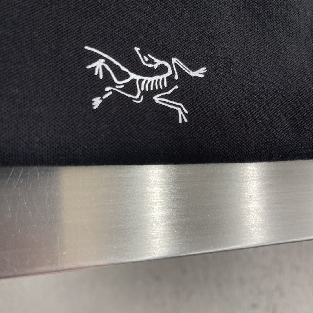 -🐦 鸟家 2026春夏经典的Polo领设计，搭配简洁的半拉链设计 线条利落流畅，巧妙修饰颈部线条，彰显