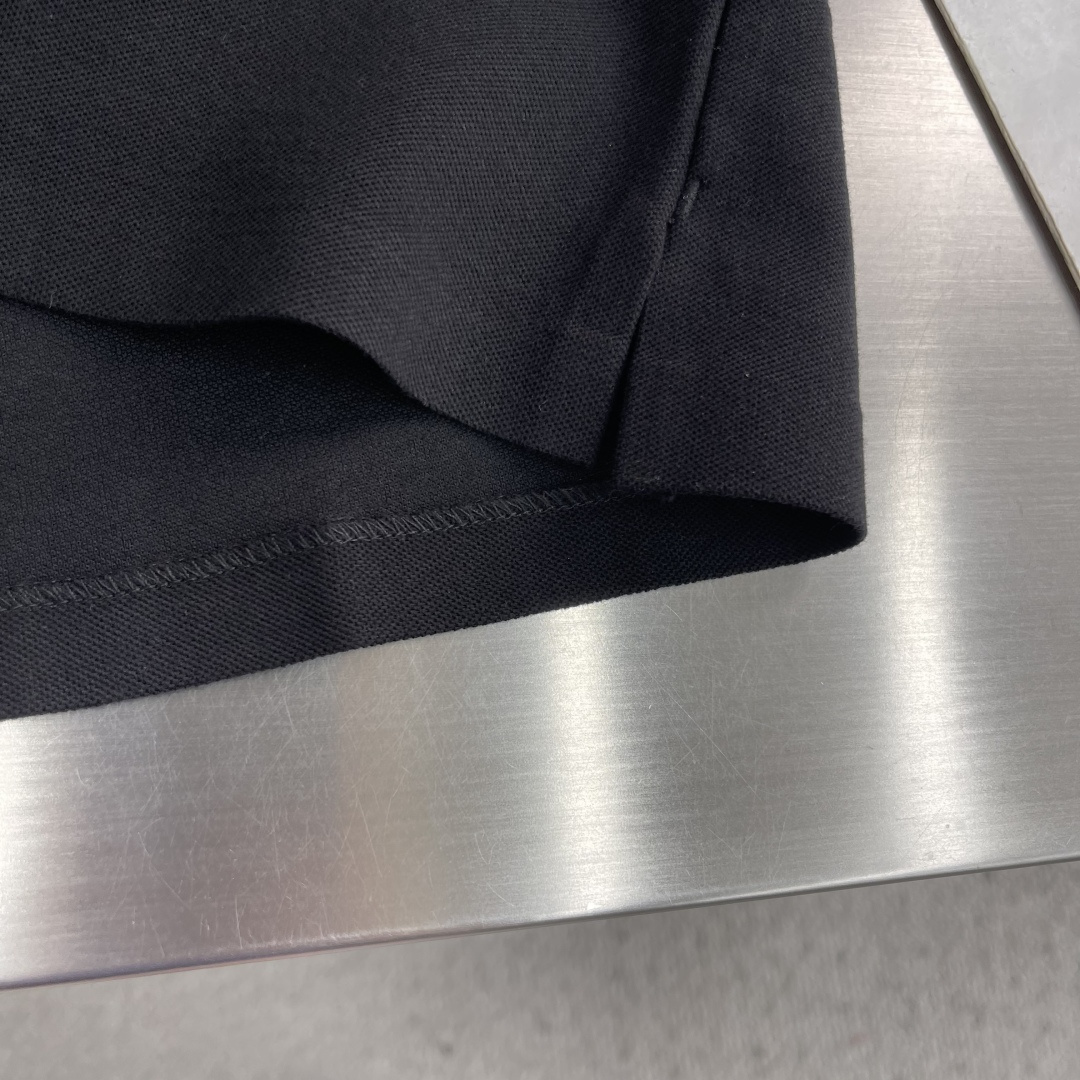 -🐦 鸟家 2026春夏经典的Polo领设计，搭配简洁的半拉链设计 线条利落流畅，巧妙修饰颈部线条，彰显