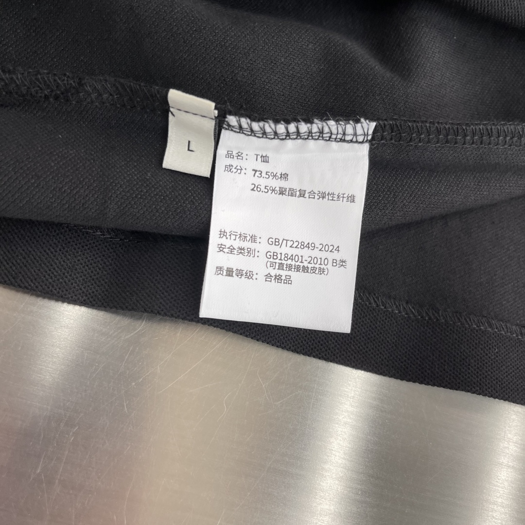 -🐦 鸟家 2026春夏经典的Polo领设计，搭配简洁的半拉链设计 线条利落流畅，巧妙修饰颈部线条，彰显